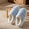 Pantuflas de algodón impermeables y engrosadas para mujer, nuevo estilo otoño/invierno, pantuflas de interior para el hogar con forro de felpa, suelas antideslizantes, cálidas y suaves, también disponibles para parejas y hombres