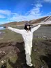 Chamarra sudadera blanca y gris de corte slim para mujer, nuevo estilo coreano otoño 2026, extremadamente elegante, con hombros rectos y cintura ceñida, sudadera con capucha