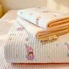 Funda de Cama Cálida Engrosada Juego de Tres Piezas Vellón de Leche Temporada de Otoño e Invierno Protector de Cama Cubierta de Cama Más Terciopelo Simple para Cama Cubierta Protectora