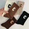 Calcetines de tubo con letra C grande para mujer, calcetines de algodón de moda para primavera, otoño e invierno, populares en la red, para estudiantes, fabricantes de medias japonesas y coreanas al por mayor.