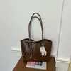 Bolsa tote versátil de moda outono 2026, bolsa de ombro simples e casual retrô de grande capacidade para o dia a dia
