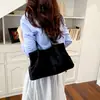 Bolso tote de ante de gran capacidad para mujer, nuevo bolso de hombro de moda vintage para otoño e invierno 2026, bolso versátil para ir al trabajo con una sensación de calidad