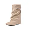 Novedad Otoño/Invierno 2026 Botas Apiladas Plisadas Color Blanco Crudo Punta Fina Hebilla Metálica Estilo Vaquero Moda de Media Pantorrilla