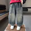 Pantalones vaqueros de moda para niños con bolsillo de parche de letras, nuevos pantalones vaqueros casuales versátiles de primavera y otoño para bebés y niños pequeños