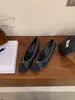 Novos sapatos de inverno e outono estilo coreano, versáteis, peludos, com salto grosso, perfeitos para o trabalho e para te manter aquecido(a).