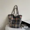 Coleção Outono 2026: Bolsa de Ombro Tote Feminina Retrô, Minimalista e Estilosa com Textura Única e Grande Capacidade