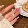 Brincos Flor de Pérola Estilo Retro Hong Kong para Mulheres Únicos de Nicho Elegantes com Zircônia Microcravejada Novos Brincos 2025