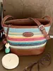 Bolso de Hombro Tejido a Rayas Arcoíris Nuevo 2026 Transfronterizo para Mujer, Bolso Cubo Estilo Vacaciones, Bolso Cruzado de Moda para el Día a Día