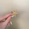 Grampo de Cabelo Estrela do Mar e Concha com Design Europeu e Americano para Mulheres, Presilha de Cabelo Simples Moderna e Única, Acessório de Cabelo Versátil da Moda