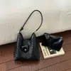 Bolsa de alta qualidade com padrão trançado vintage para mulheres, nova moda 2026 bolsa de ombro para o dia a dia, bolsa balde de mão de grande capacidade