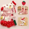 Calcetines para niños otoño e invierno Nuevos calcetines para bebés niños y niñas lindos de dibujos animados oso fresa calcetines de estudiante de moda de longitud media