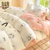 Novo conjunto de cama de quatro peças de 2026, qualidade A, seguro para bebês, forrado com fleece, espessado, de veludo de leite e macio, quente, com uma estampa fresca e leve para uso doméstico