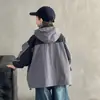 Nuevo cortavientos con capucha de bloques de color para otoño y primavera para niños, elegante y de corte holgado, adecuado para niños mayores, y diseñado para actividades al aire libre, ofreciendo protección contra el viento y una estética de ropa de trabajo.