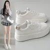 Zapatillas blancas de suela gruesa para mujer que aumentan la altura, nuevas para primavera y otoño 2026, versátiles, casuales, ligeras, con cordones, estilo deportivo, para estudiantes