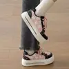 Zapatillas blancas de estilo retro americano con estampado de estrellas rosas y negras para mujer, nueva colección otoño 2026, modernas y versátiles, ligeras, perfectas para estudiantes