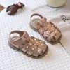 Sandalias Cerradas de Verano 2026 de Moda para Niñas Decoradas con Flores Zapatos de Princesa Tejidos Suela Suave Zapatos para Caminar para Bebés