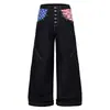 Calça comprida jeans preto original de perna larga, bolsos frontais, estampa de bandeira americana, costura lateral contrastante, múltiplos botões, vestuário masculino vintage