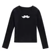 Camiseta blanca de manga larga con cuello en U para mujer, nuevo estilo primavera y otoño, estampado de bigote de dibujos animados de nicho, top moderno ajustado para mujer
