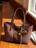 Bolso de mano grande retro para otoño e invierno para mujer, de alta gama y ligero, bolso de hombro elegante con gran capacidad, 2026 transfronterizo