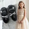 Zapatos poco profundos de perlas para niña pequeña, zapatos pequeños de cuero para niñas, nuevos de otoño 2026, zapatos de princesa con lazo de suela blanda para niños