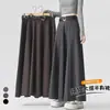 Toma real de una falda de traje negra estilo Hepburn para mujer, de otoño, de cintura alta, fluida, con dobladillo ancho, falda larga de línea A, elegante falda de paraguas