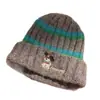 Gorro de punto a rayas engrosado con bordado de cachorro para mujer, casual y versátil, lindo y cálido, diseño que cubre las orejas para otoño e invierno