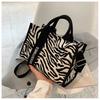 Bolsa de Lona com Design de Nicho para Mulheres 2025 Nova Moda Versão Coreana Grande Capacidade Padrão Zebra de Mão Transversal Transfronteiriça