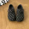 Sandálias Birkenstock de pelúcia com bolinhas, sola macia, estilo artístico para mulheres, coleção outono/inverno 2026, bico redondo, calcanhar totalmente fechado, confortáveis e casuais para o dia a dia