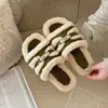 Pantuflas esponjosas de alta gama para mujer, otoño e invierno, a la moda para usar en exteriores, suela gruesa, tira única, decoración de hebilla metálica, zapatos cómodos y relajados para mujer