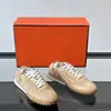 Tênis de sola serrilhada de luxo leve, tênis estilosos color block, sapatos casuais de couro bovino de flor integral, tênis dad unissex da moda da marca H
