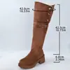 Botas femininas de bico redondo para over-the-knee, estilo novo de inverno 2026, forradas com fleece, afinadoras, com sola grossa, com fivela de cinto, de salto alto, botas finas