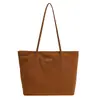Bolso de gran capacidad para niñas, bolso de hombro versátil de nicho casual para otoño e invierno, adecuado para la escuela y los desplazamientos, bolso tote moderno y popular