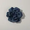 Suministro directo transfronterizo de fabricantes de materiales hechos a mano, accesorios florales, broches de tela, ramilletes, accesorios para el cabello y accesorios de tela.