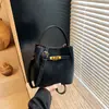 Bolsos de Mujer de Gama Alta de Nicho 2025 Nuevo Otoño e Invierno Retro Versátil Bolso Cruzado Bolso de Mano Casual para el Trabajo Bolso Cubo