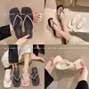 Chanclas de verano para mujer para uso en exteriores, modernas y versátiles, nuevo modelo 2026 sandalias planas con separador de dedos, chanclas de playa al por mayor