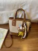 Bolso Cubo de Mano de Nicho Estilo Coreano para Mujer Nuevo Otoño/Invierno 2026 Bolso de Hombro Único Bordado con Hilo Acolchado de Diamantes Bolso Cruzado para el Trabajo y los Viajes