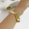 Europa y Estados Unidos nuevo brazalete de acero de titanio para niñas alta gama horno chapado en oro real acero inoxidable exquisito no se decolora mano de mujer