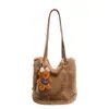 Nova bolsa de ombro de pelúcia 2026 para mulheres, apresentando um charmoso ursinho, uma bolsa de ombro estilo coreano e um design de grande capacidade adequado para o trajeto diário.