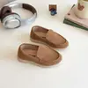 Sapatos Casuais de Couro para Crianças 2025 Verão Novo Estilo Tênis Simples Versátil Retrô para Meninos Sapatos de Couro com Salto Plataforma e Solado Grosso para Meninas
