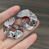 Pendientes Elegantes Asimétricos Exagerados de Metal Plateado Plisado para Mujer Estilo Europeo y Americano Pendientes de Diseño Nicho Pendientes Únicos