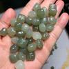 Venta al por mayor de fábrica Jade Hetian material Qinghai danza del león agujero recto lindo compacto DIY incrustación colgante accesorios suministro