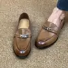 Mocassins de couro femininos com fivela de metal, estilo britânico, bico redondo, sapatos slip-on de couro genuíno, sola grossa, salto grosso, sapatos de salto único
