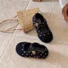 Sapatos de princesa fofos e bonitos de bolinhas, nova coleção outono/inverno 2026, sapatos Mary Jane infantis com solas macias e fechos de velcro, versáteis e fáceis de combinar