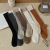 Calcetines de otoño e invierno para mujer, negros, blancos y grises, diseño simple a rayas, calcetines versátiles de media pantorrilla, tejido de punto de doble aguja de algodón, calcetines hasta la rodilla, estilo moderno