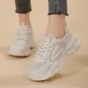 Zapatos de papá blancos con grulla de almohada, suela suave, ultraligeros, para mujer, nuevos zapatos deportivos populares 2026, zapatos de correr ligeros de malla transpirable