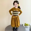 Traje de dos piezas falso a rayas para niñas estilo coreano, modelo de primavera y otoño, nuevo atuendo de moda 2026 para niñas pequeñas