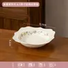 Um conjunto de louças de cerâmica em estilo rústico e pastoral, incluindo tigelas, pratos e pratos fundos, perfeito para uso doméstico