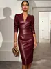 Site independente da Amazon, novo estilo europeu e americano, vestido de couro PU para mulheres, decote em V, manga longa, acinturado, modelador, elegante vestido justo ao corpo