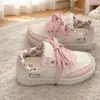 Tênis brancos estampados Tongman para mulheres, novo estilo outono 2026, laço com padrão sutil, sola grossa, color block, sapatos casuais para estudantes