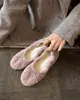 Nuevos Zapatos de Lana Pura Color Blanco Leche Felpa Cálida Individuales Nudo de Lazo Forro de Terciopelo Sensación de Alta Gama Zapatillas de Algodón con Plataforma Oculta